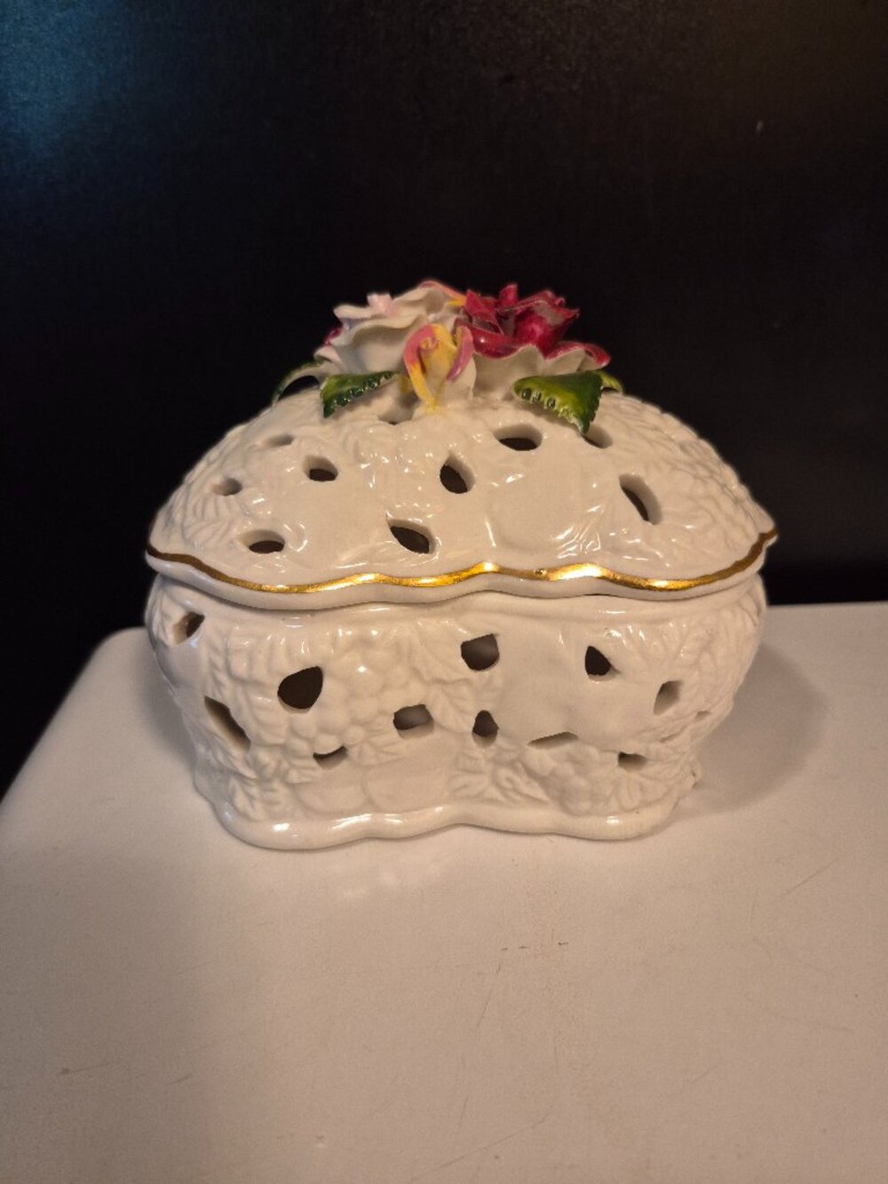 VINTAGE CERAMIC HEART-SHAPED POTPOURRI OR TRINKET BOX